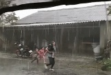 Khoảnh khắc cha ôm con chạy lũ gây xúc động