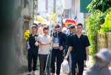 Vụ bé trai 7 tuổi và bố tử vong do ngạt khí máy phát điện ở Nghệ An: Nghẹn lòng khoảnh khắc hàng trăm học sinh xếp hàng tiễn bạn về nơi an nghỉ cuối cùng