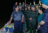 Nước lũ tràn nền đường sắt, người dân phải sơ tán, Thủ tướng trong đêm đến hiện trường