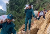 Nghệ An: Vận chuyển lương thực tiếp tế nhân dân ở bản làng bị chia cắt