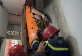Giải cứu người phụ nữ nặng hơn 100kg nguy kịch trên gác gỗ xuống đất an toàn