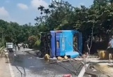 Lật xe khách, 2 người chết và nhiều người bị thương