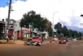 CLIP: Xe con tông liên hoàn nhiều phương tiện đang dừng đèn đỏ