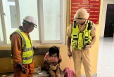 Bé gái mồ côi vào viện thăm bà, nửa đêm đi lạc trên cao tốc