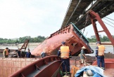 Tàu bị đắm trên sông Lô khiến 2 người tử vong đang được trục vớt