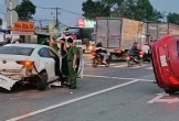 Ô tô 5 chỗ lật nghiêng sau khi tông hàng loạt xe máy tại TP.HCM