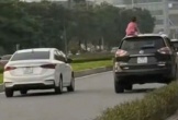 Để con gái trèo lên nóc ô tô đang chạy, nữ tài xế bị phạt 5 triệu đồng