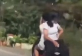 VIDEO: Hai nữ sinh “làm xiếc” trên xe máy điện