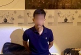 Nhân viên cơ sở massage tàng trữ 2 khẩu súng và nhiều dao tự chế