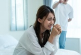 'Trêu' bạn gái có bầu, tôi sững sờ khi cô ấy bật khóc và quỳ xuống