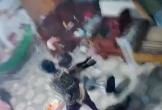 Khoảnh khắc bà ôm cháu thoát khỏi cơn lốc xoáy