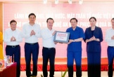 Trưởng Ban Nội chính Trung ương Phan Đình Trạc trao hỗ trợ khắc phục hậu quả bão số 10 tại Nghệ An