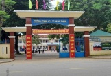 Bức xúc vì phó hiệu trưởng cho học sinh dừng tiết học để... quét rác giữa trời nắng