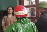Phó hiệu trưởng bị đình chỉ bất ngờ trở lại trường, học sinh hô vang “Cô Huế về đi!”