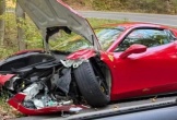 Ferrari 458 Spider 'nát bét' sau khi lao vào xe tải