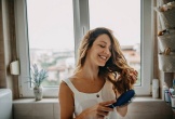Việc nhổ tóc bạc có giúp tóc đen của bạn mọc lại không?
