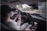 Xác minh clip cô gái thả 2 tay, lướt điện thoại khi lái ô tô