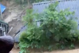 Khoảnh khắc nhà sàn ở Thanh Hóa bị đánh sập trong mưa lũ