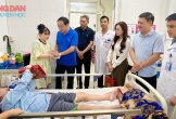 Trao 30 triệu đồng cho 2 em học sinh ở Nghệ An bị tai nạn liệt nửa người