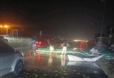 Gió lốc cuốn nhiều tấm tôn lớn bay xuống đường, người dân hoảng sợ bỏ xe chạy