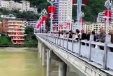 Chú rể 29 tuổi bất ngờ nhảy sông, mất tích ngay trước lễ cưới