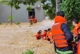 Công an bám dây thừng, cứu 5 người trong gia đình bị cô lập giữa dòng lũ xiết