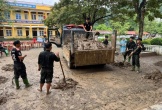 Chiến sĩ ngủ gục trên nền đất sau nhiều giờ giúp người dân dọn lũ