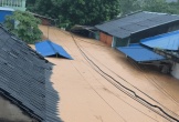 Thái Nguyên ngập lịch sử, người dân lên nóc nhà ngồi cầu cứu