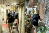 Khách Tây rủ rê mọi người vào 
