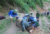 Sau lũ dữ, người Ơ Đu hỗ trợ nhau di chuyển nhà ra khỏi khu sạt lở suối Nậm Ngân