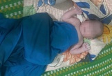 Phát hiện bé trai sơ sinh cạnh bãi rác ở Nghệ An: Mẹ giận người yêu nên bỏ con