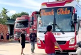 Tài xế xe đầu kéo cầm búa 