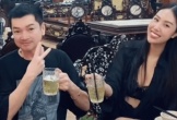 Vợ kém 37 tuổi của Quang Minh gây tranh cãi khi kéo áo để lộ rõ bra trước ống kính
