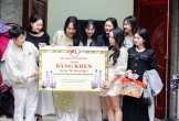 Nhóm bạn thân tặng cô dâu 1 cây vàng và 'bằng khen lấy chồng' ở Hà Nội