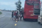 Xe khách và xe container dừng lại giữa đường, người trên xe lao vào đánh nhau