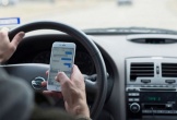 Khi lái xe chờ đèn đỏ, “tiện tay” sử dụng điện thoại có bị xử phạt hay không?