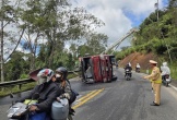 Xe đầu kéo lật trên đèo Măng Đen, Quốc lộ 24 ách tắc