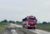 Xã Thuần Trung, tỉnh Nghệ An: Đường vừa được bàn giao đã bị xe tải cày nát