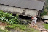CLIP: Người dân tháo chạy khỏi nơi sạt lở núi, vùi lấp nhà