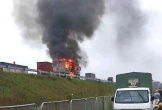 Xe tải bốc cháy dữ dội trên cao tốc