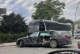 Xe Mercedes Maybach phóng nhanh tông vào xe khách đỗ ven đường, tài xế bị thương nặng