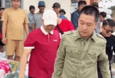 Tuấn Hưng lộ rõ nét mặt buồn sau khi mẹ qua đời, trực tiếp cứu trợ bà con vùng lũ