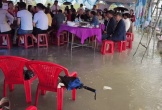 Mưa lũ ngập rạp cưới Quảng Trị, quan khách xắn quần ngồi ăn cỗ