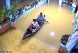 Sáng lái ôtô đi làm, chiều phải ngồi ghe về vì nhà ngập cả mét ở Huế