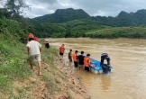 Giải cứu 3 người dân quê Nghệ An bị dòng nước xiết cô lập