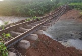 Mưa do bão Kalmaegi làm 'hổng chân' đường sắt Bắc - Nam, phải mất vài ngày mới khôi phục xong