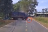 Clip ghi lại vụ việc xe tải c.án qua người nạn nhân 2 lần