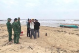 Tàu cá không người dạt vào bờ biển: Tìm thấy thi thể ngư dân mất tích