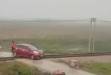 VIDEO: Thót tim cảnh ô tô mắc kẹt trên đường ray khi đoàn tàu hỏa đang lao tới