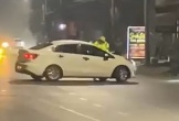 VIDEO: Tài xế ô tô tăng ga hất văng CSGT lên nắp capo bỏ chạy